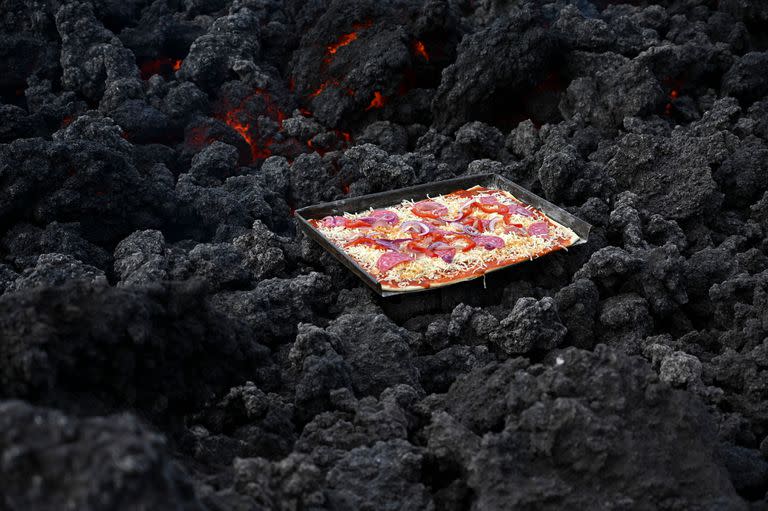 Una pizza se hornea en los ríos de lava que bajan del volcán Pacaya