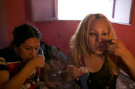 <p>Tamara, right, does a line of cocaine with a friend. (Photo: Danielle Villasana) </p>