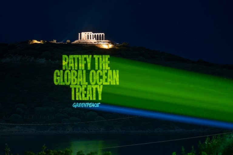 Activistas de Greenpeace reclaman a los líderes del mundo ratificar sus compromisos por los océanos adquiridos hace un año con mensajes proyectados con el templo de Poseidón de Sounión, cerca de Atenas, como telón de fondo el 13 de abril de 2024 (Handout)