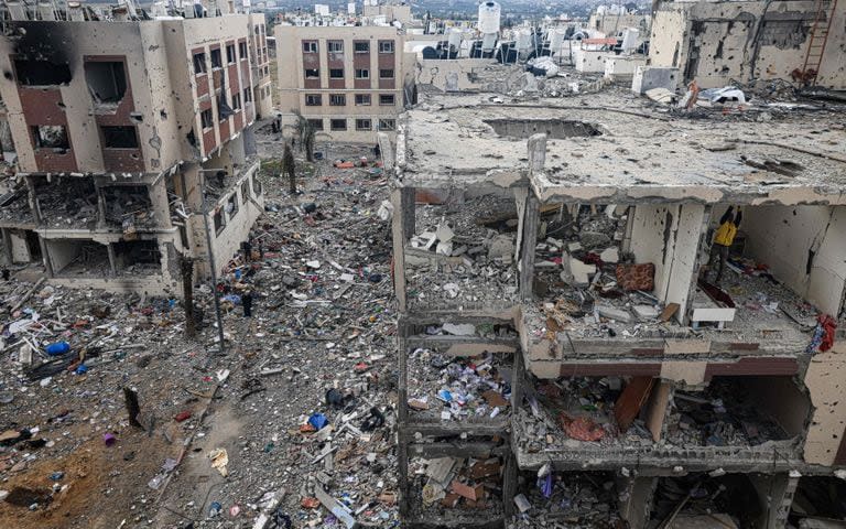 Palestinos inspeccionan la destrucción causada por los ataques israelíes en Wadi Gaza, en el centro de la Franja de Gaza, el 28 de noviembre de 2023, en medio de una tregua en los combates entre Israel y Hamas.