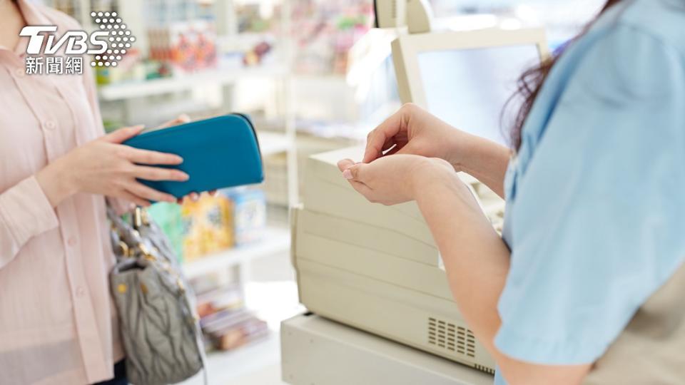 超商店員的工作相較其他服務業瑣碎繁重。（示意圖／shutterstock達志影像）