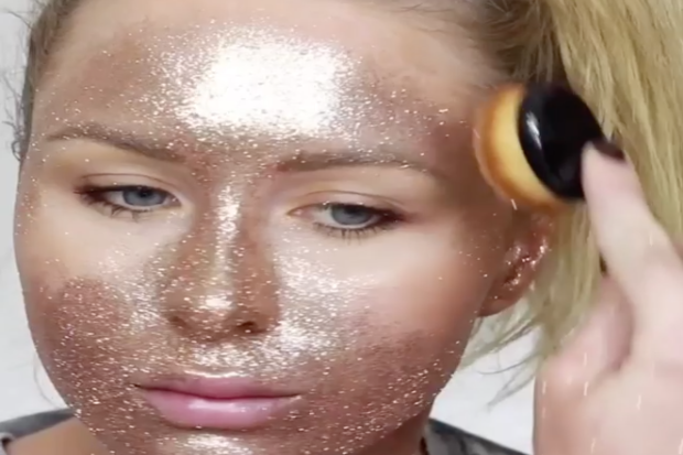 This beauty artist did her makeup using ONLY glitter and she’s so sparkly we can’t look away