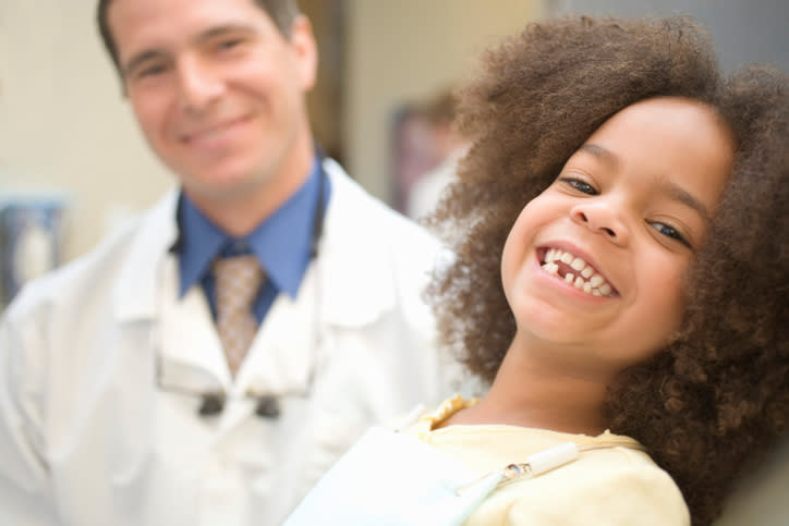 Demorar la primera visita al dentista podría ser negativo para tu pequeño. – Foto: PNC/Getty Images