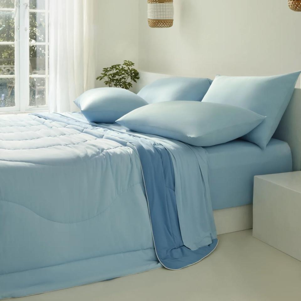 <p><a href="https://go.redirectingat.com?id=74968X1596630&url=https%3A%2F%2Fwww.restduvet.com%2Fproducts%2Fevercool-comforter&sref=https%3A%2F%2Fwww.housebeautiful.com%2Fshopping%2Fg43569517%2Fbest-cooling-comforters-for-hot-sleepers%2F" rel="nofollow noopener" target="_blank" data-ylk="slk:Shop Now;elm:context_link;itc:0;sec:content-canvas" class="link ">Shop Now</a></p><p>Evercool Cooling Comforter</p><p>restduvet.com</p><p>$155.35</p>