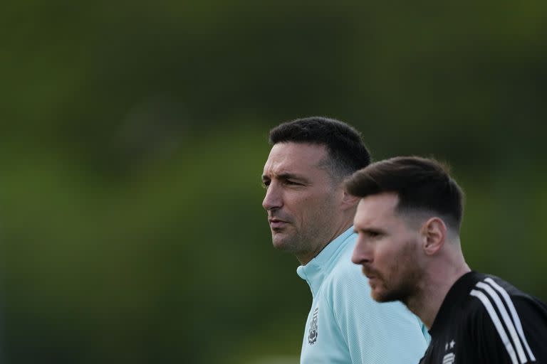 El técnico de Argentina Lionel Scaloni y Lionel Messi durante un entrenamiento previo al partido contra Uruguay por las eliminatorias del Mundial