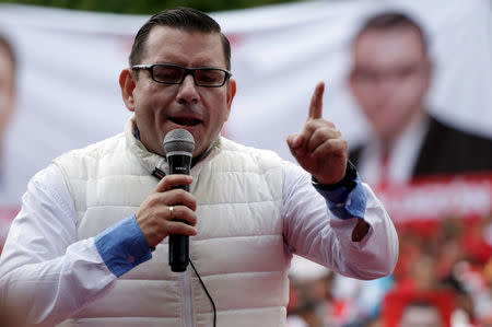 FILE PHOTO: Renewed Democratic Liberation (LIDER) party's presidential candidate Manuel Baldizon addresses supporters during a political rally in Villa Nueva, on the outskirts of Guatemala City, September 4, 2015. REUTERS/Jorge Dan Lopez/File Photo