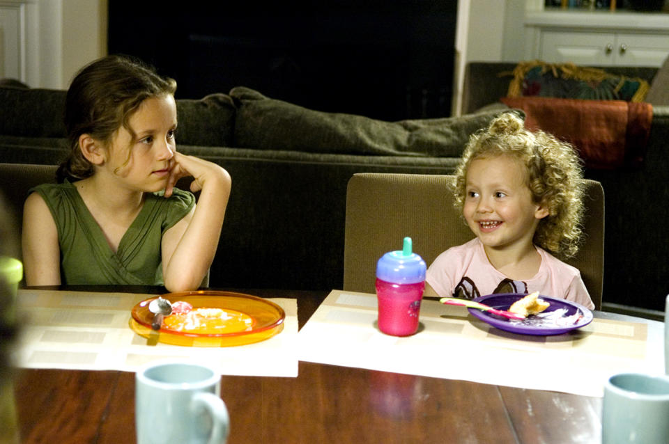 Iris Apatow, right, sits beside older sister Maude in the 2007 film<em> Knocked Up.</em> (Photo: Everett Collection)