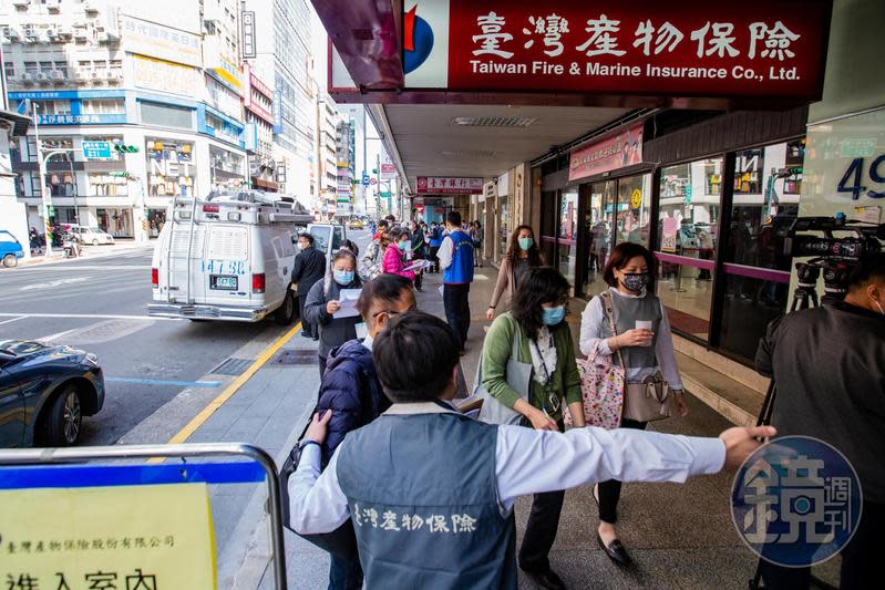 年初台灣產物保險公司推出的「防疫神單」引發民眾搶保。（本刊資料照）