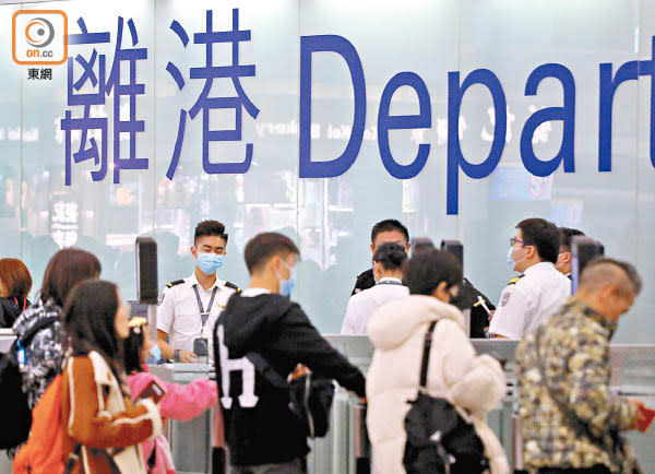 香港國際機場會對出境及過境的旅客作體溫檢測。
