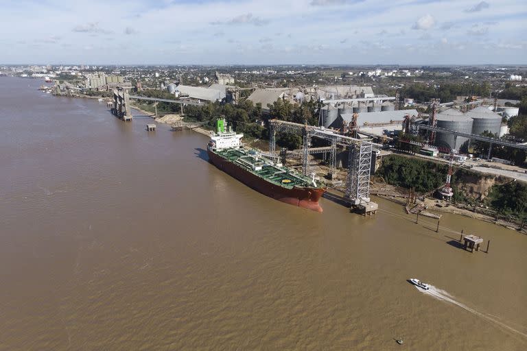 Bajante rio parana. El rio permanece a 8 cm desde hace varios dias lo que dificulta la navegacion de grandes barcos.
Distintos puertos cerealaeros entre san lorenzo y Puerto san Martin
23-05-20
Foto: Marcelo Manera