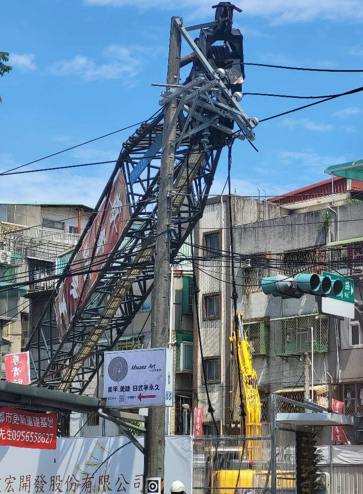 永和工地意外「吊臂砸電線杆」。FB@我是永和人