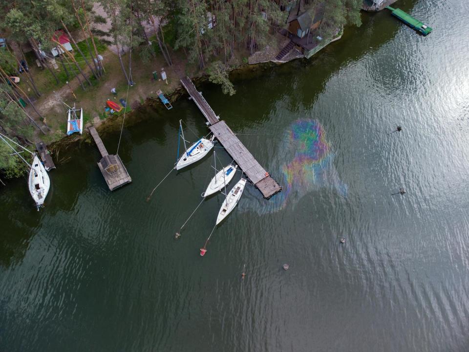 Vista aérea superior de una contaminación del agua. Desastre ambiental por mancha de aceite en el agua del yate. <a href="https://www.shutterstock.com/image-photo/aerial-top-view-water-pollution-oil-1997051708" rel="nofollow noopener" target="_blank" data-ylk="slk:Sandsun/Shutterstock;elm:context_link;itc:0;sec:content-canvas" class="link ">Sandsun/Shutterstock</a>