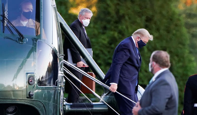 El presidente de los Estados Unidos, Donald Trump, baja del helicóptero Marine One seguido por el jefe de Gabinete de la Casa Blanca, Mark Meadows, al llegar al Centro Médico Militar Nacional Walter Reed en Bethesda, Maryland, Estados Unidos, el 2 de octubre de 2020