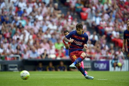 Barcelona's Lionel Messi shoots a penalty during their Spanish first division soccer match against Athletic Bilbao at San Mames stadium in Bilbao, northern Spain, August 23, 2015. REUTERS/Vincent West