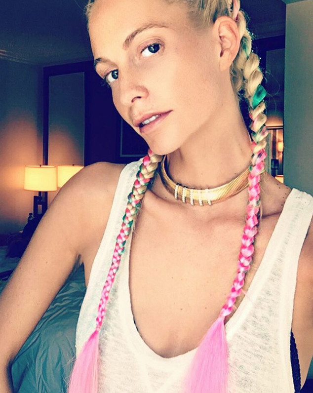 Poppy Delevingne y sus trenzas multicolor.