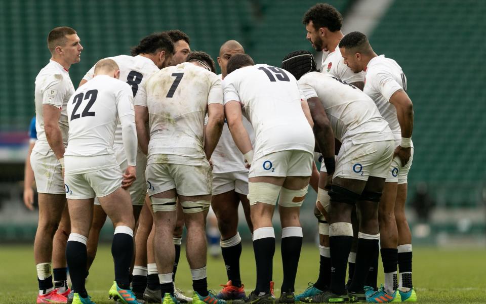 England players huddle during the Guinness 6 Nations match at Twickenham Stadium, Twickenham. - Juan Gasparini/Focus Images 