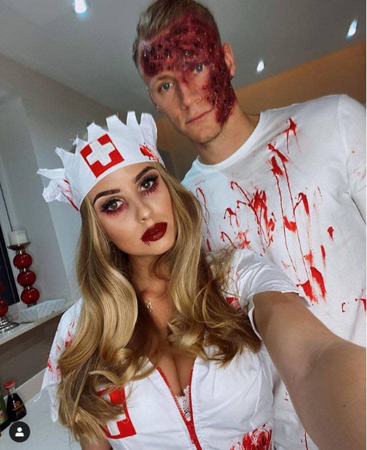 Auch die Sportstars waren mal wieder im Halloween-Fieber. Bernd Leno kommt als Zombie daher. Vielleicht kann ihm ja seine Frau Sophie Christin als Krankenschwester helfen