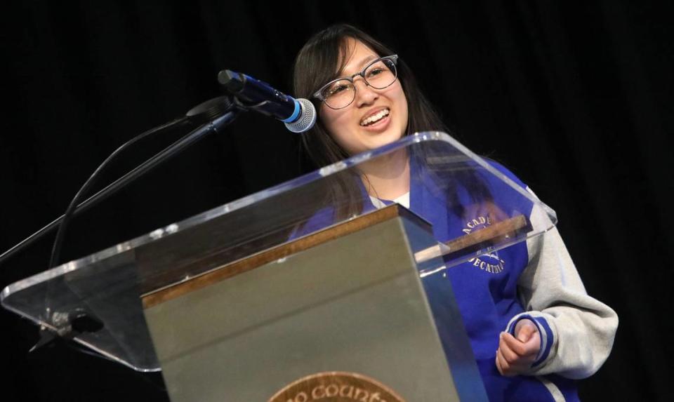 Valerie Pham, de Clovis High, habló sobre la pérdida de su gato en su discurso de primer lugar en el Decatlón Académico del Condado de Fresno 2024, el 3 de febrero de 2024, en Sunnyside High School.