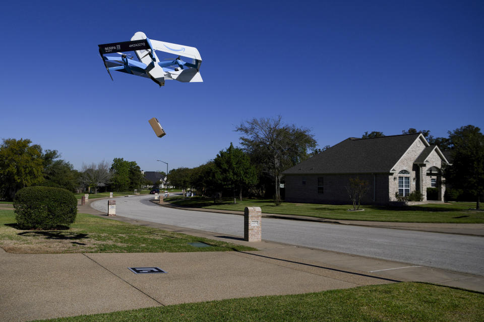 Dominique Lord muestra una fotografía de un artículo entregado a través del programa de drones de Amazon, en College Station, Texas, 14 de octubre de 2023. (Callaghan O’Hare/The New York Times).