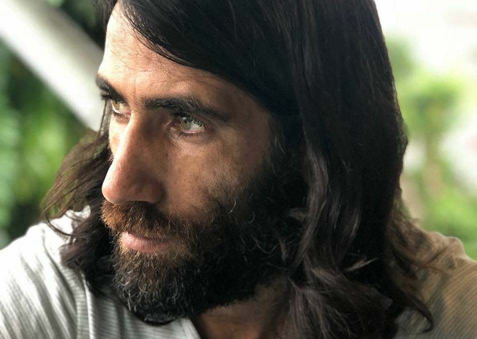 Behrouz Boochani arbeitete ganze fünf Jahre an seinem Buch, das er komplett mit dem Instant-Messaging-Dienst “WhatsApp” schrieb. (Bild: Facebook/BehrouzBoochaniJournalist)