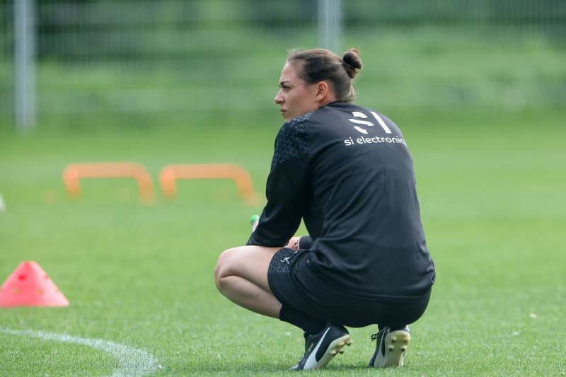 Sabrina Wittmann leads her first training session as Ingolstadt's head coach. Sabrina Wittmann is the new head coach at FC Ingolstadt and succeeds Michael Kollner until the end of the season. Born in Ingolstadt, she is the first female coach in professional men's soccer in Germany. Daniel Löb/dpa