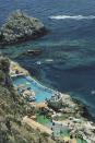<p>Imagen de la piscina y el acceso a la playa privada del Hotel Taormina. </p>