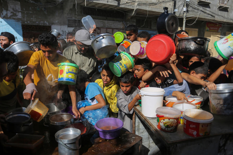 A crowd of Palestinians.