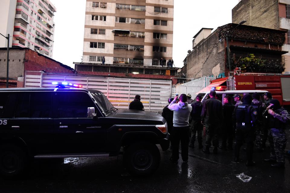 <p>Security forces and members of the Bolivarian National Intelligence Service (Sebin) check a nearby building after an explosion was heard while Venezuelan President Nicolas Maduro was attending a ceremony to celebrate the 81st anniversary of the National Guard, in Caracas on Aug. 4, 2018. (Photo: Juan Barreto/AFP/Getty Images) </p>