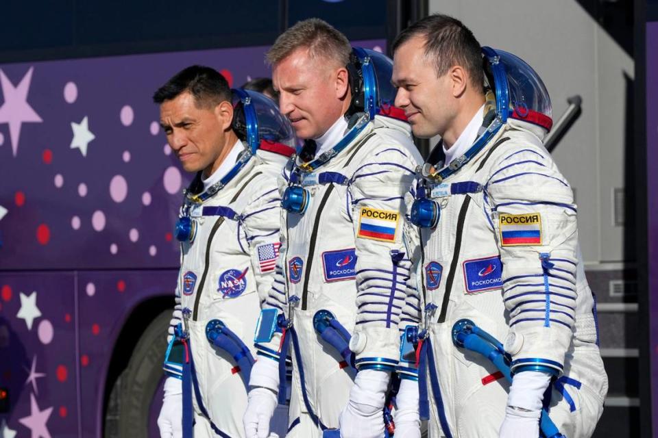 De izquierda a derecha: el astronauta de la NASA Frank Rubio, los cosmonautas de Roscosmos Sergey Prokopyev y Dmitri Petelin, miembros de la tripulación de la misión a la Estación Espacial Internacional (ISS), caminan hacia el cohete antes del lanzamiento del cohete Soyuz-2.1, en el cosmódromo ruso de Baikonur, Kazajistán, miércoles 21 de septiembre de 2022. (AP foto/Dmitri Lovetsky, Pool) Dmitri Lovetsky/AP