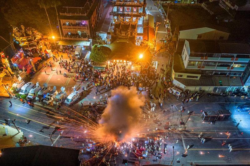 目前疫情雖然嚴峻，台南市仍維持鹽水蜂炮照常舉行。（台南市政府提供）