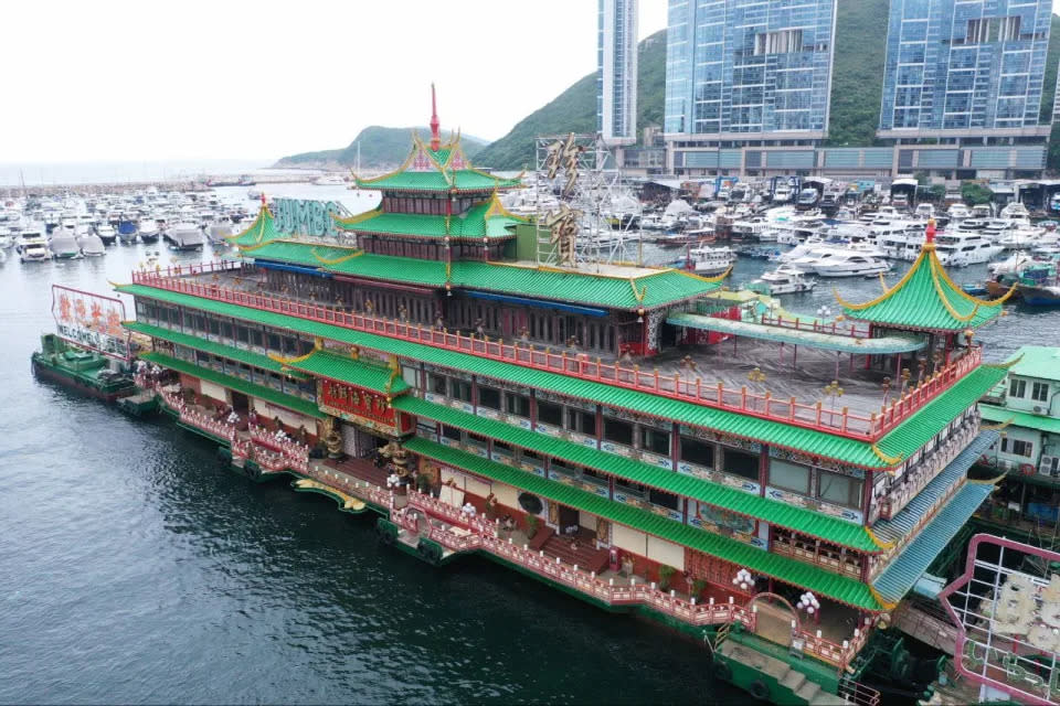 珍寶海鮮舫駛離香港，最後沉沒南海