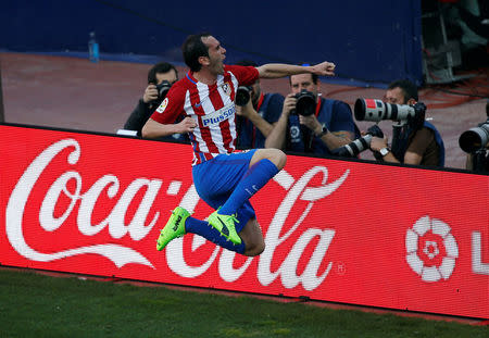 El defensa uruguayo Diego Godín celebra un gol en el partido disputado por el Atlético de Madrid contra el Sevilla por la Liga en el estadio Vicente Calderón. 19 marzo 2017. Antoine Griezmann anotó por quinta vez en sus últimos cuatro partidos de la Liga española y dio una asistencia en el triunfo del Atlético de Madrid por 3-1 sobre el Sevilla este domingo, quedando a dos puntos del equipo de Jorge Sampaoli, tercero en la clasificación. REUTERS/Susana Vera