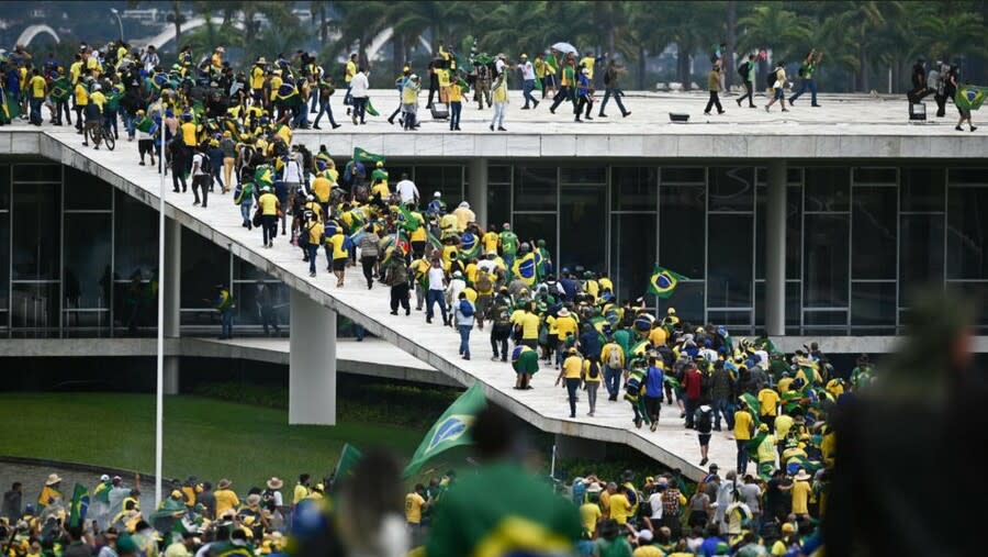 巴西支持波索納洛的民眾因為不滿去年大選結果，於8日暴動衝撞國會、總統府等地，目前已遭到驅散。（推特截圖）