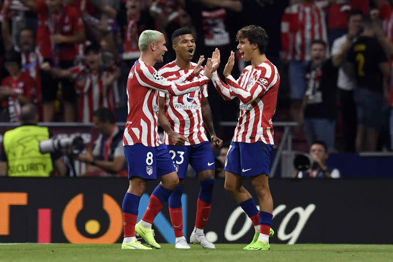 En épocas de felicidad, Joao Félix celebra un gol de Atlético de Madrid junto a Antoine Griezmann y Reinildo Mandava; luego, la relación con el DT Diego Simeone se tensó.