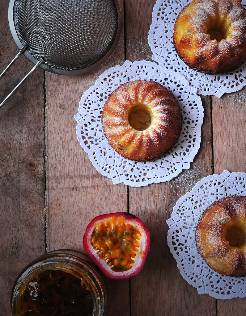 <p>On pense aussi à la compote de pommes ou à de la banane écrasée qui mélangée à de la levure, apportera de la légèreté aux gâteaux type gâteau au yaourt et muffins (1 œuf = 50 g de compote ou ½ banane). Mais attention, cette alternative apporte un « petit goût » à la préparation, contrairement à l’alternative du yaourt végétal ! </p><br>