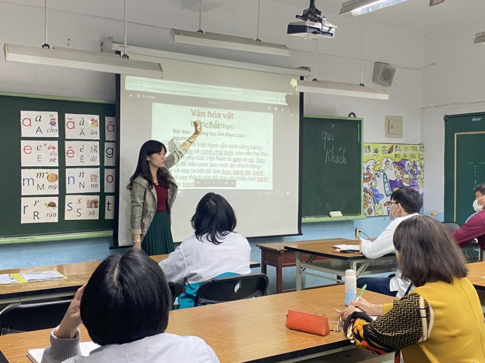 童氏容以生動活潑的教學方式，讓越南語課程有趣好學。（新營社大提供）