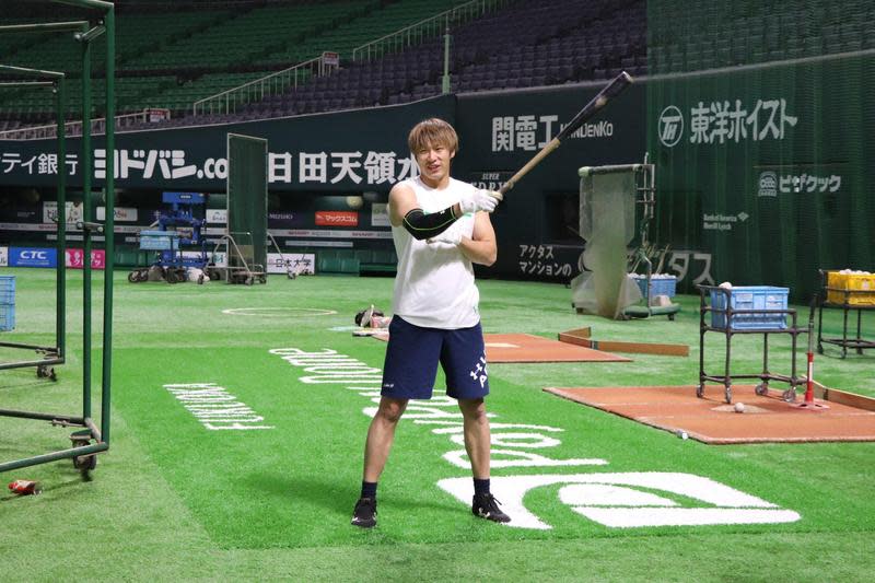 日本最強打者柳田悠岐在家自主隔離期間，練習揮棒惹禍上身。（翻攝自@sanspo_hawks推特）