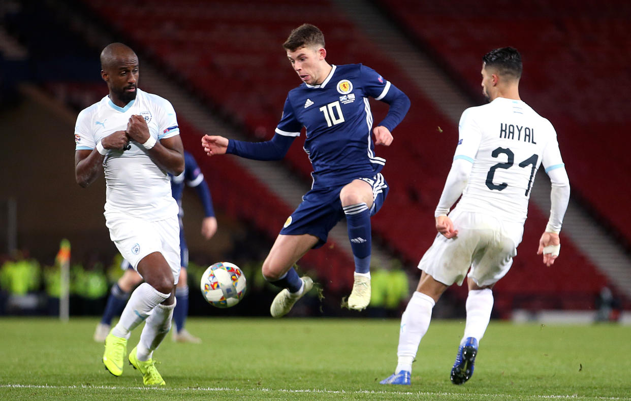 El futbolista Ryan Christie (centro) luce la camiseta azul de Escocia en un partido de la selección masculina contra Israel. Foto: Jane Barlow/PA Images/Getty Images.