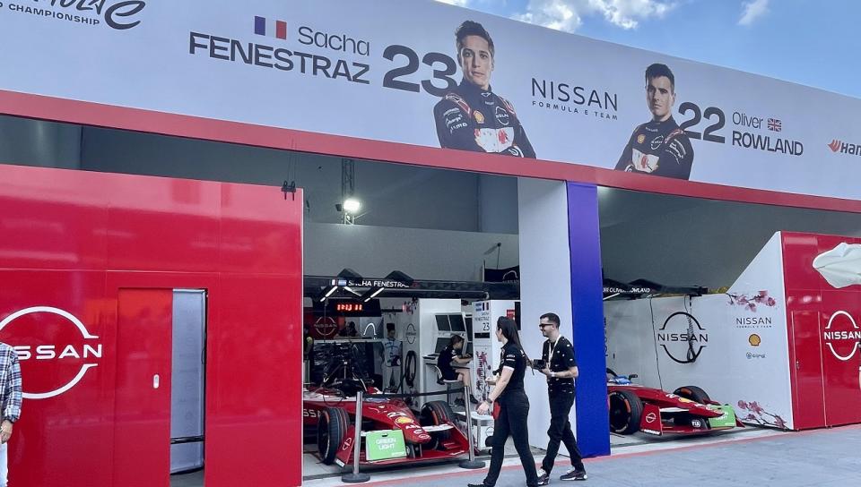 En boxes, con los autos de los pilotos oficiales de Nissan, Sacha Fenestraz y Oliver Rowland.