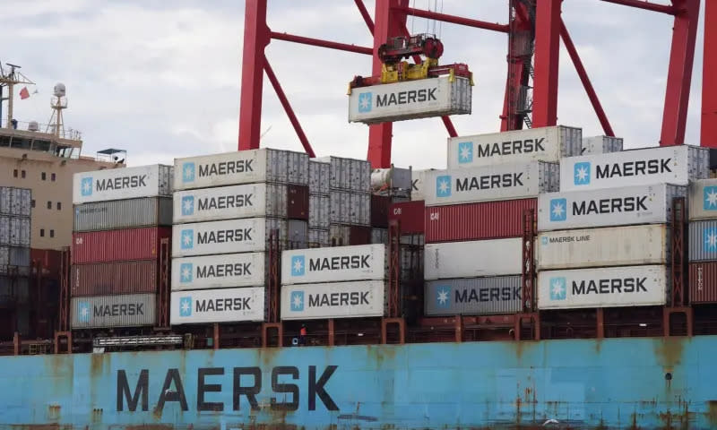 ▲丹麥航運巨頭馬士基（Maersk）的貨輪，12月31日遭葉門胡塞組織襲擊，緊急向美國軍艦求援，成功擊退試圖登船的武裝分子。示意圖。（圖／美聯社／達志影像）