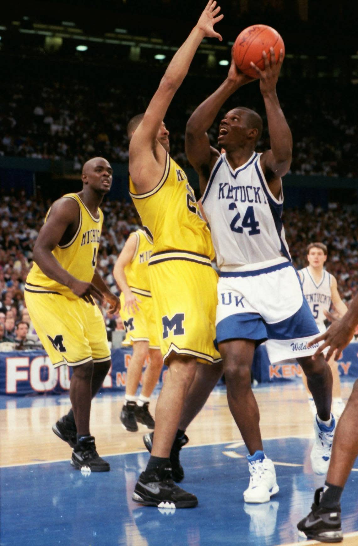 Kentucky star Jamal Mashburn tried to score in the lane against Michigan’s Juwan Howard in UK’s 81-78 overtime loss to the Wolverines in the 1993 NCAA Tournament Final Four. Howard is now the Michigan head coach.
