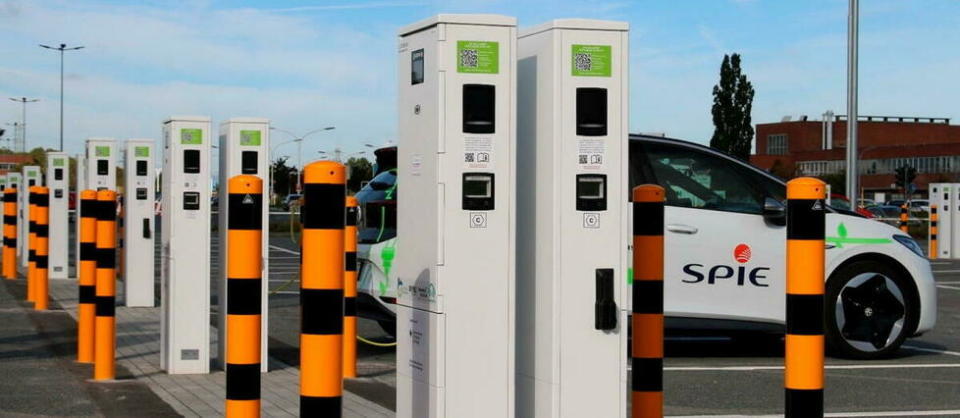 SPIE gère déjà des milliers de bornes, notamment en Allemagne, et sera l'acteur électrique du Grand Paris avec un programme de 5 000 points de recharge.
