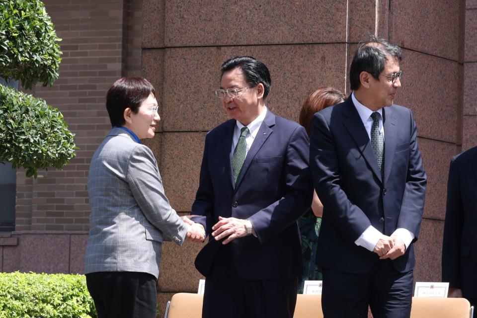 財政部長莊翠雲與外交部長吳釗燮今日在內閣總辭外合照前握手。陳品佑攝