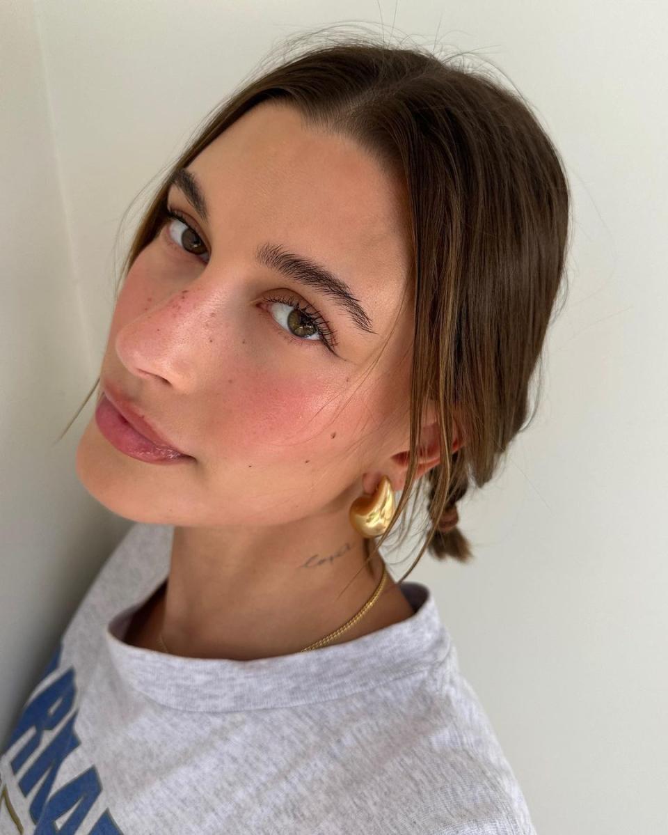 <h1 class="title">Wedding Guest Makeup Trends: Strawberry Makeup</h1><cite class="credit">Instagram / @haileybieber</cite>