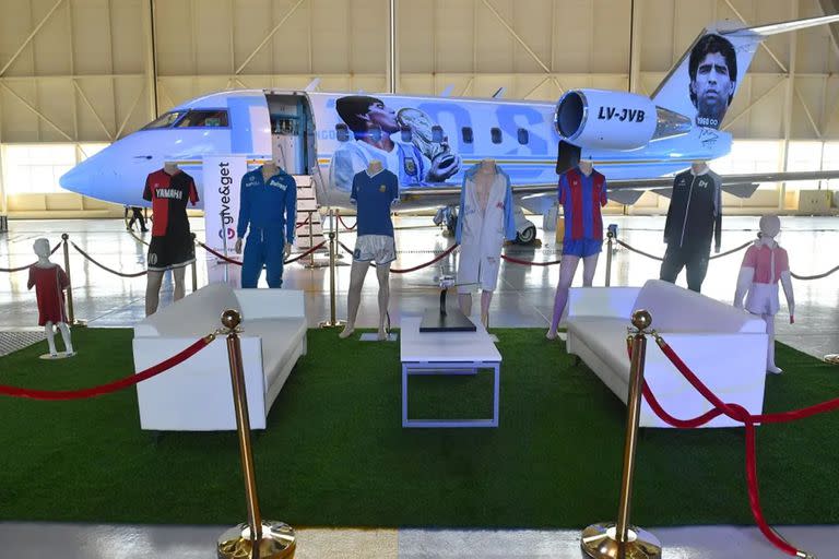 Hace tres días, en el aeropuerto internacional Hamad, de Doha, se inauguró el Maradona Fan Fest, con un avión ploteado y una colección de camisetas
