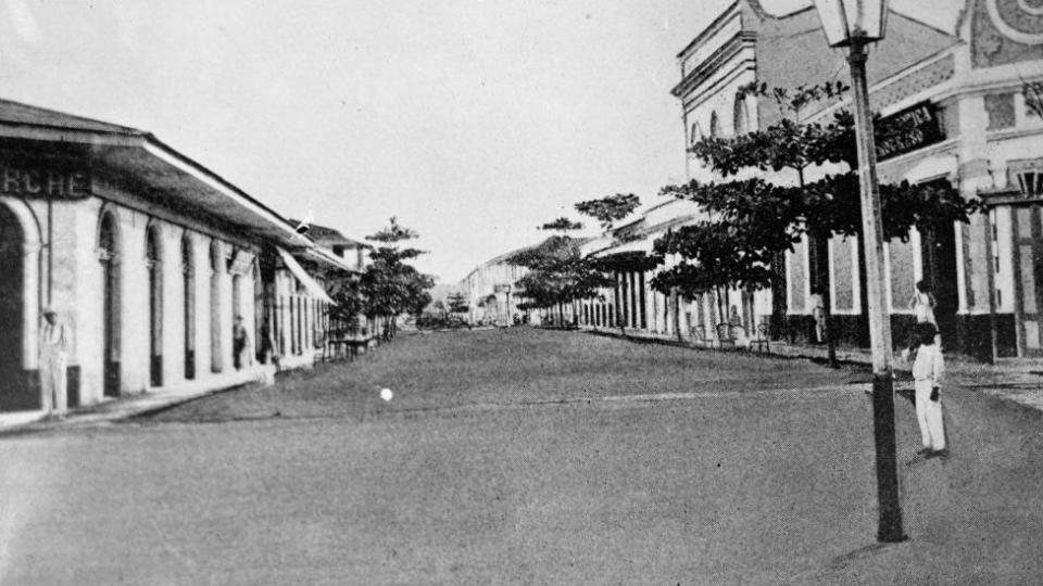 Fotografía de una calle de Iquitos, Perú, tomada en 1912.