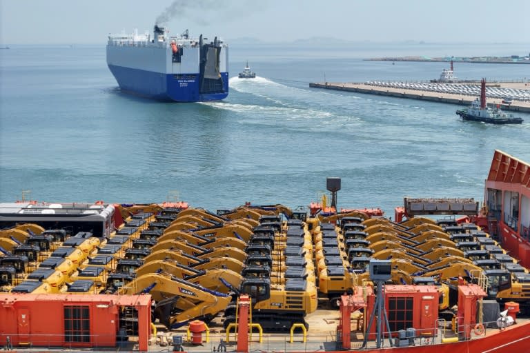 Unas excavadoras para exportar, preparadas el 8 de mayo de 2024 para cargar en un barco en el Puerto de Yantai, en el este de China (Str)