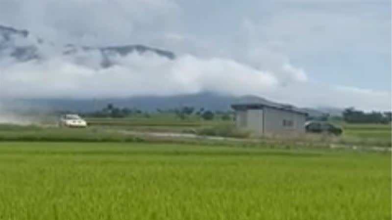 車子衝進田中。（圖／翻攝畫面）