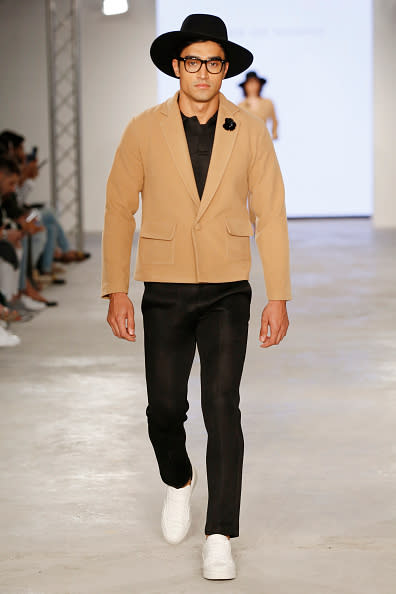 <p>La combinación camel-negro también funciona con unos jeans y un blazer corto e informal. ¡Para aquellos chicos que buscan verse juveniles y a la vanguardia! Miren esta opción de la firma House of Nomad. – Foto: Tristan Fewings/Getty Images</p>