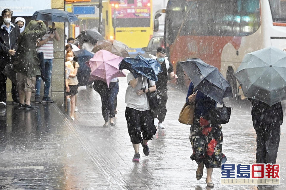 天文台預測下周中後期天氣不穩定，有大驟雨及雷暴。資料圖片